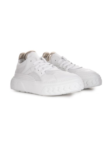 Białe skórzane sneakersy