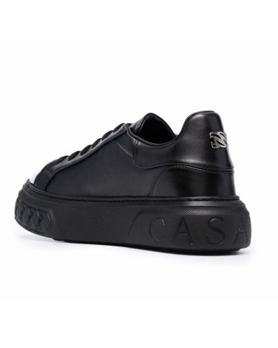 Czarne skórzane sneakersy z blaszką