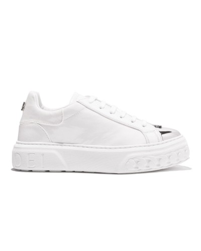 Białe lakierowane sneakersy