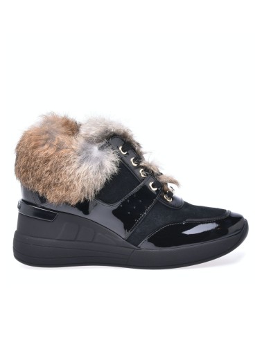 Czarne lakierowane sneakersy na koturnie