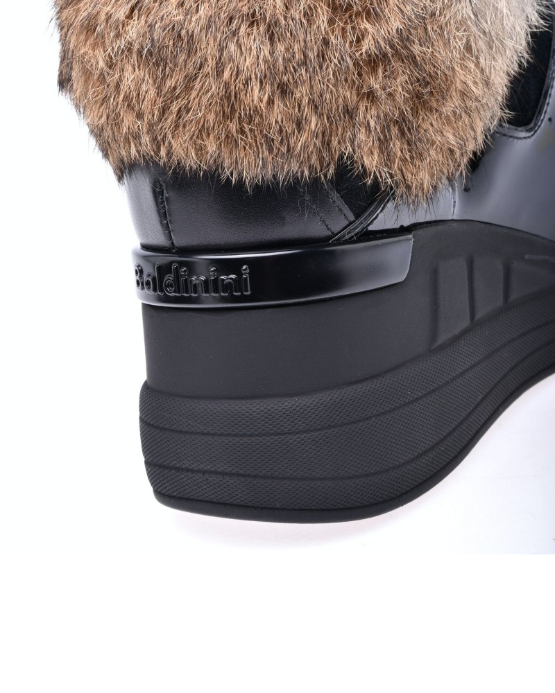 Czarne lakierowane sneakersy na koturnie Czarne lakierowane sneakersy na koturnie