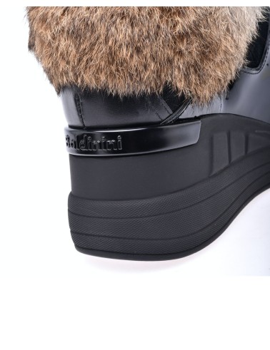Czarne lakierowane sneakersy na koturnie