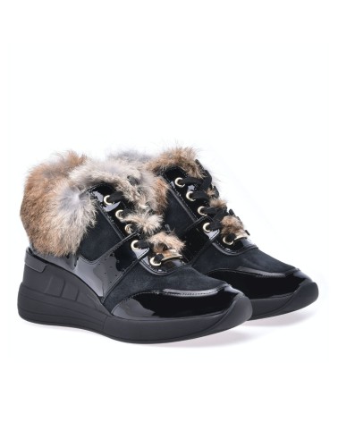 Czarne lakierowane sneakersy na koturnie