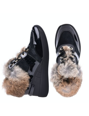 Czarne lakierowane sneakersy na koturnie