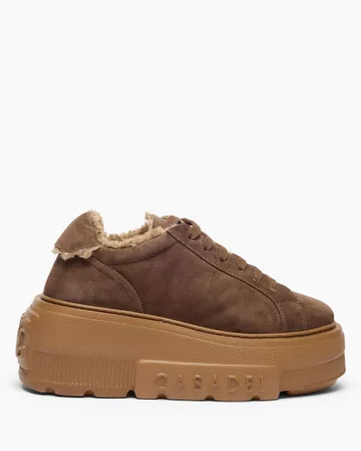 Zamszowe sneakersy na podeszwie 5 cm brązowe
