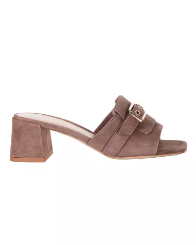 Brązowe zamszowe klapki na obcasie