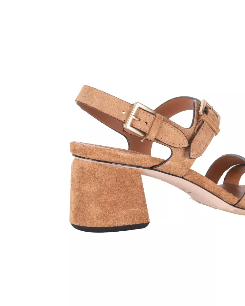 zamszowe-sandaly-na-obcasie-bugno-k101-bgn26l zamszowe-sandaly-na-obcasie-bugno-k101-bgn26l
