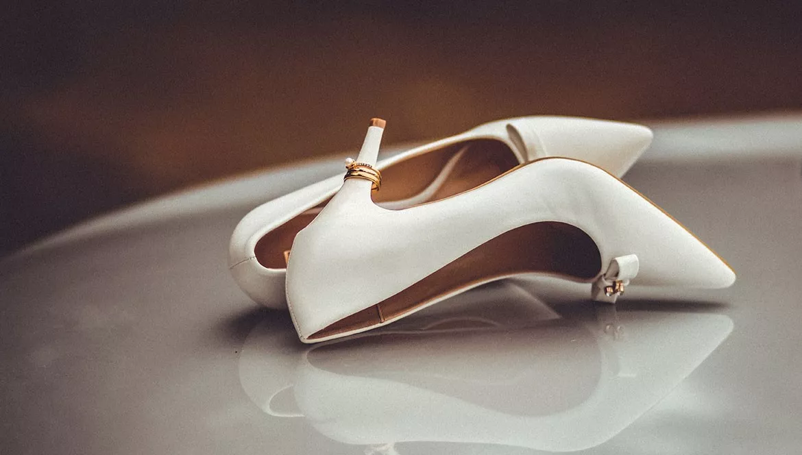 Styl boho — jakie buty do sukienki ślubnej?
