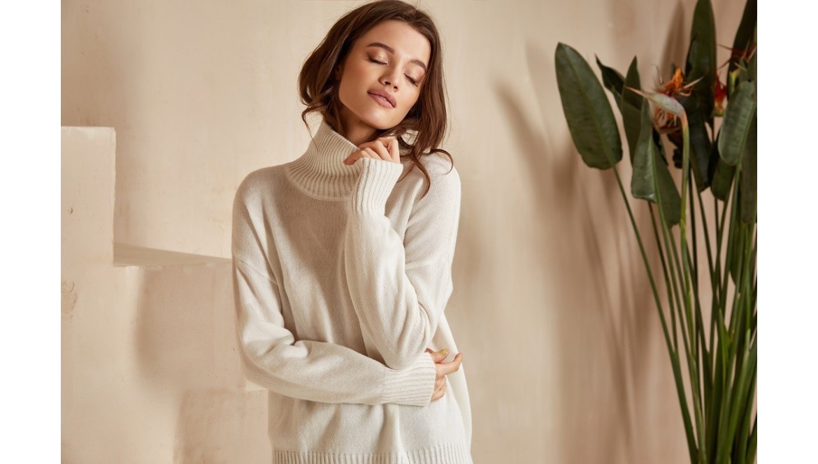 Biały sweter - stylizacje, które powinieneś znać
