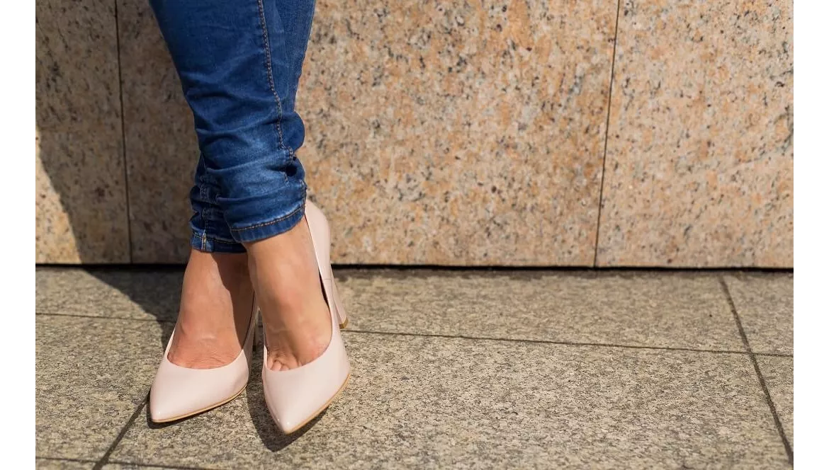 Jakie buty do jeansów damskich?